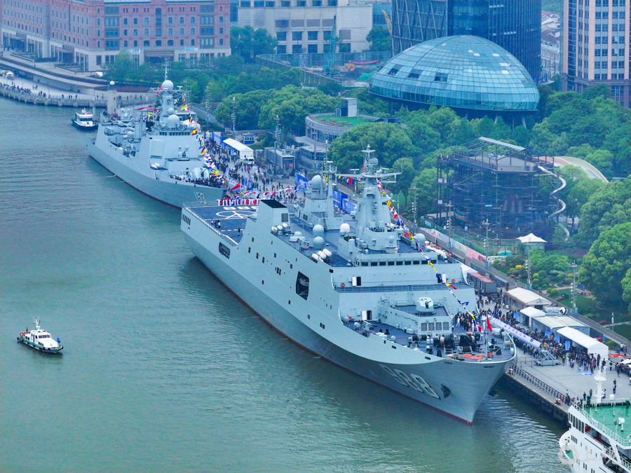 導(dǎo)彈驅(qū)逐艦西安艦、綜合登陸艦沂蒙山艦停靠在上海港國(guó)際客運(yùn)中心碼頭，迎接社會(huì)各界民眾參觀。記者 張海峰 攝.jpg