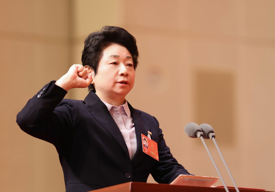 昨天上午，市十六屆人大二次會(huì)議憲法宣誓儀式舉行。新當(dāng)選的市人大常委會(huì)主任黃莉新進(jìn)行憲法宣誓。袁婧 攝  .jpeg