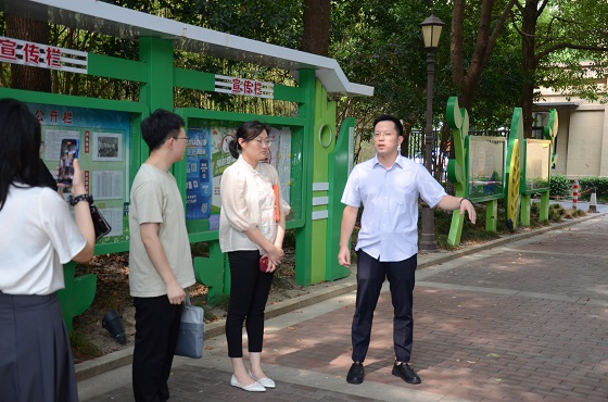 萬(wàn)盛居民區(qū)黨支部書記、居委會(huì)主任翁益兵向大家介紹