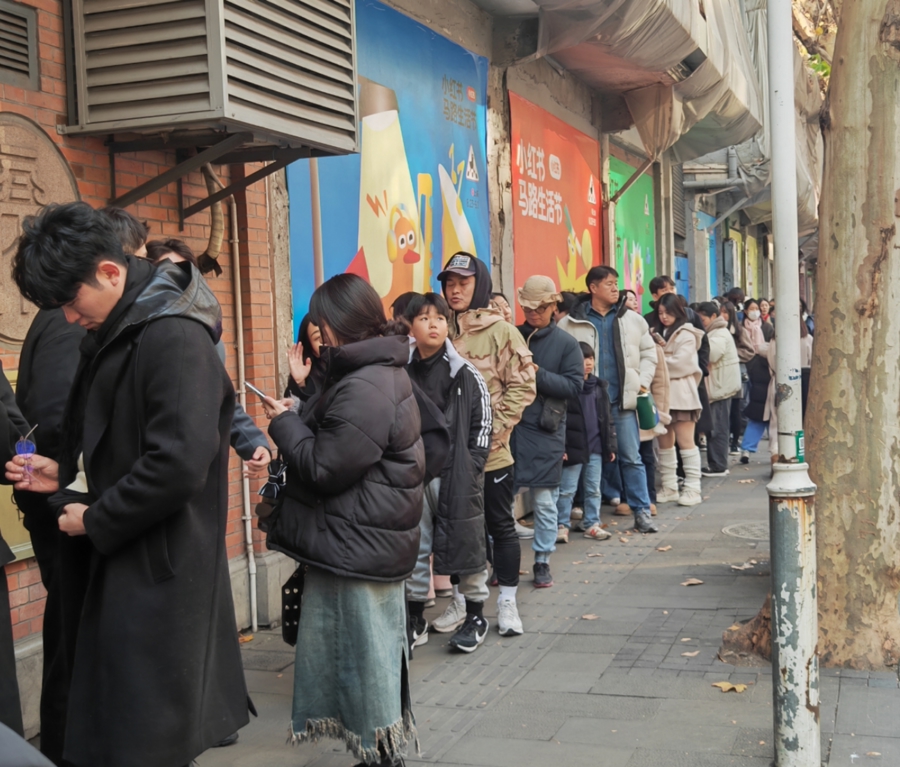 新天地大韓民國(guó)臨時(shí)政府舊址前，購(gòu)票的韓國(guó)游客排起長(zhǎng)隊(duì)。李寶花 攝.jpg