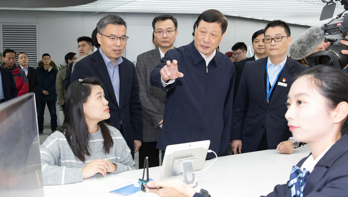 2018年12月27日，應勇市長來到徐匯區(qū)行政服務中心，現(xiàn)場察看“一網(wǎng)通辦”推進情況。