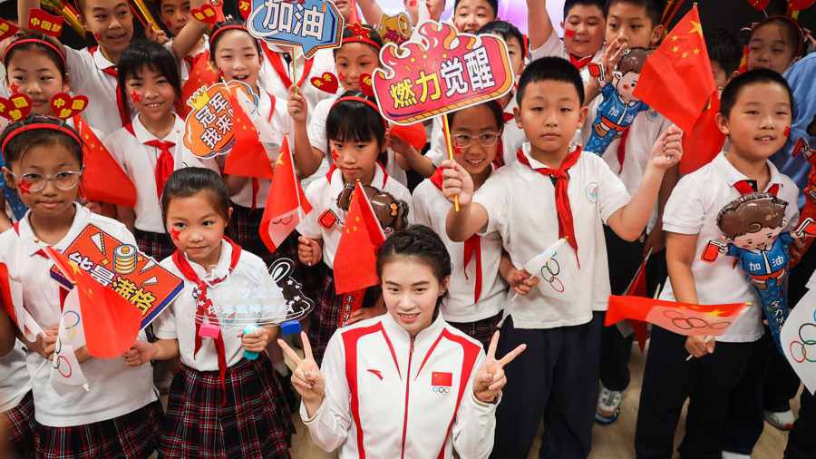陳芋汐回到母校上海市徐匯區(qū)光啟小學(xué)，與師生代表合影留念。記者 海沙爾 攝.jpg