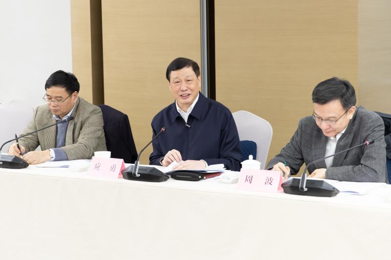 2018年12月27日，應勇市長來到上海市大數(shù)據(jù)中心，聽取“一網(wǎng)通辦”推進情況匯報。