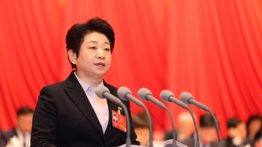 黃莉新作市人大常委會(huì)工作報(bào)告。 袁婧 攝.jpeg