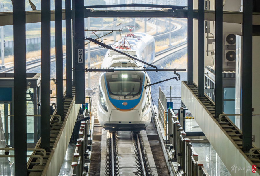 與地鐵類似 刷公交卡就能進(jìn)站 列車隨到隨走 上海機(jī)場聯(lián)絡(luò)線開通進(jìn)入倒計時